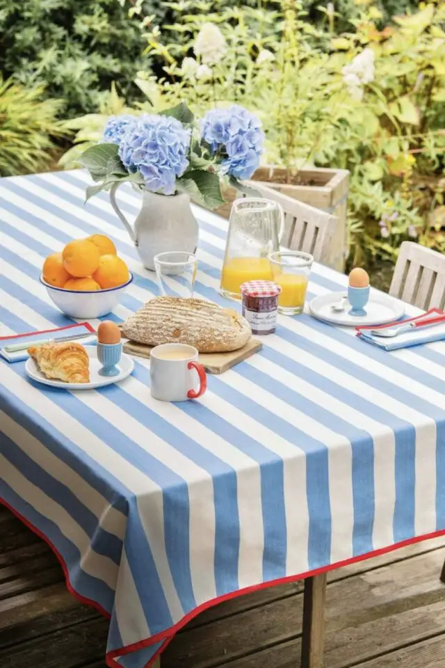 décoration de table rayures idées bleu ciel et blanc avec petit liseré rouge idée à copier à faire soi-même bricolage couture repas dans le jardin 