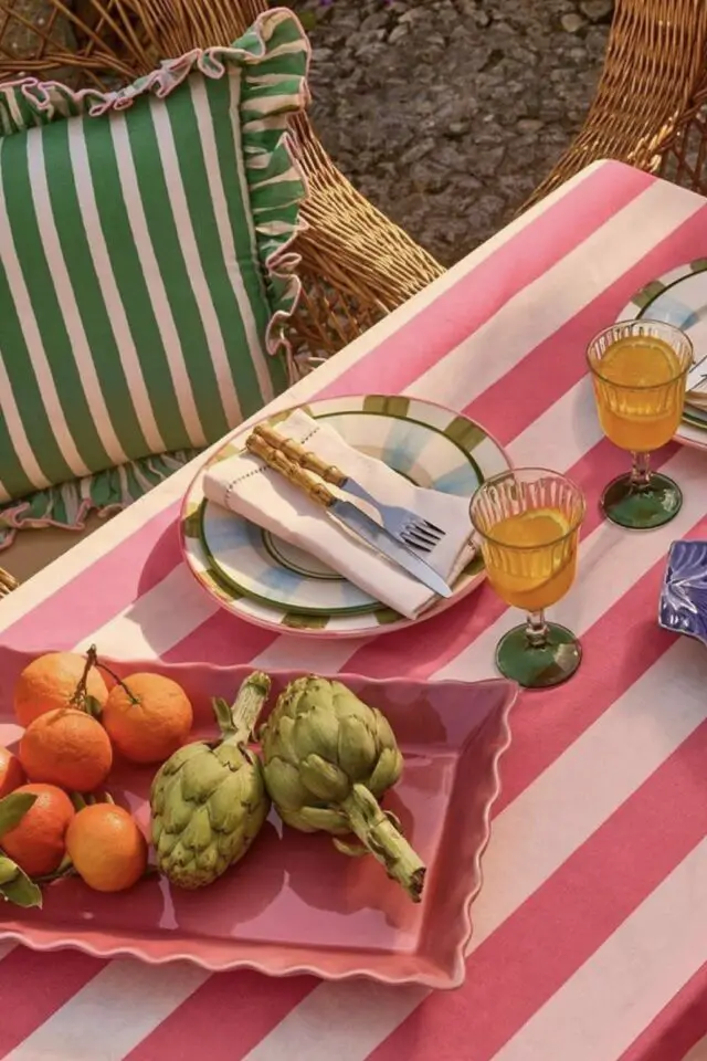 décoration de table rayures idées repas dans le jardin nappe rose et blanche assiette bleu vert coussin vert idée bonne humeur 