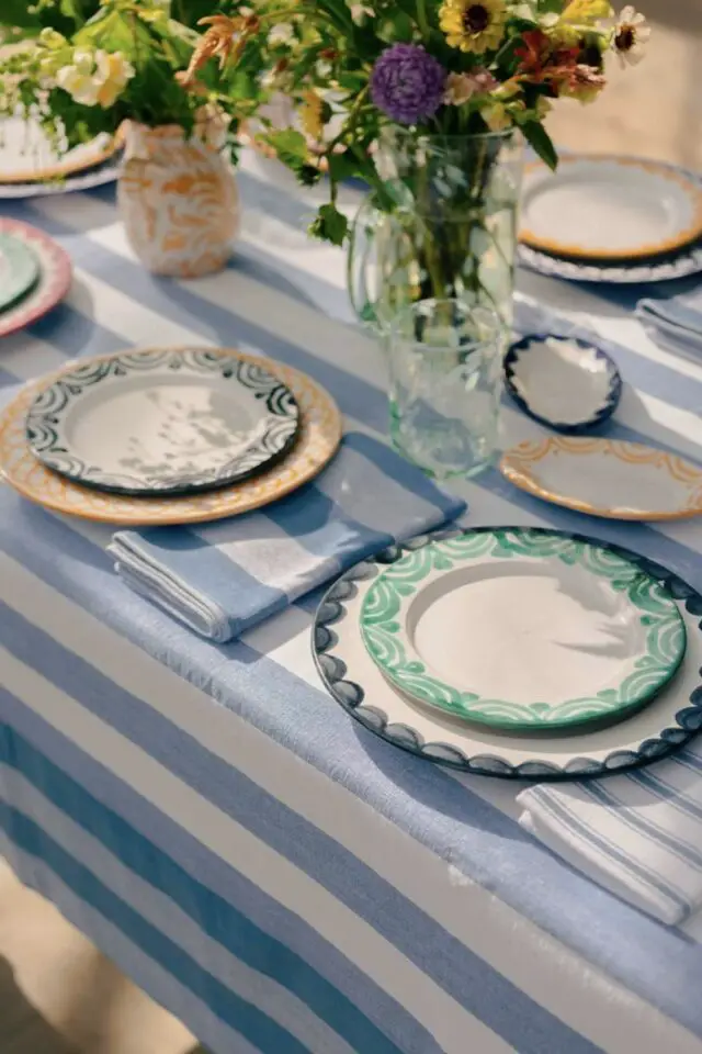 décoration de table rayures idées bleu et blanche élégante vaisselle décorée moderne et colorée bouquet de fleurs 