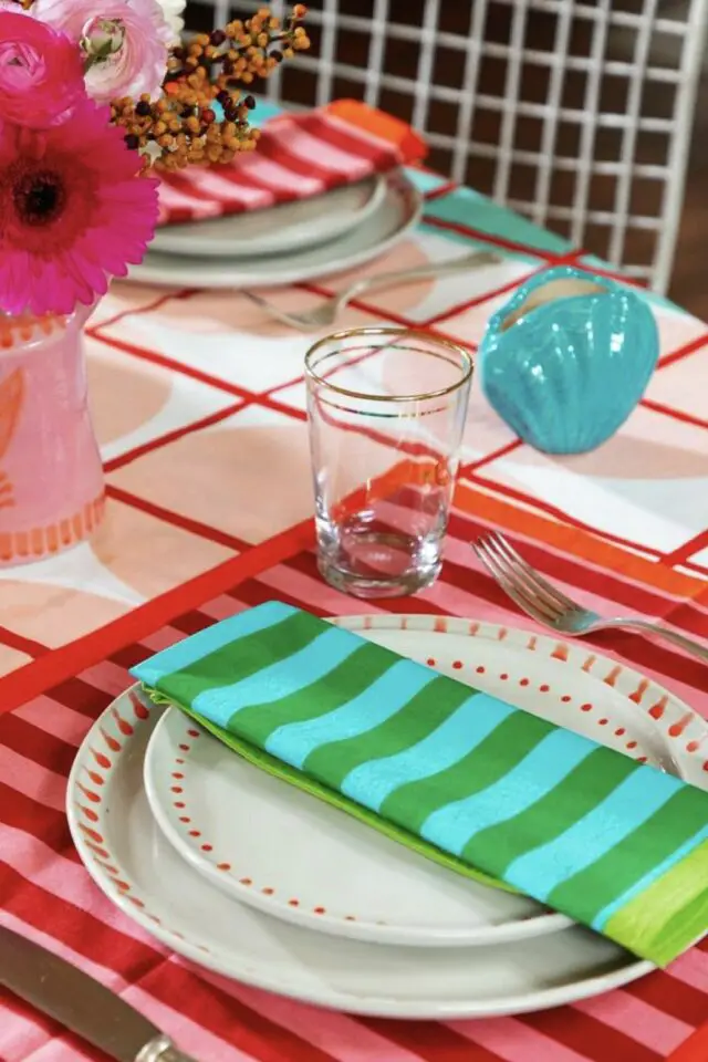décoration de table rayures idées set de table rose et rouge serviette en tissus bleu et vert ambiance moderne maximaliste