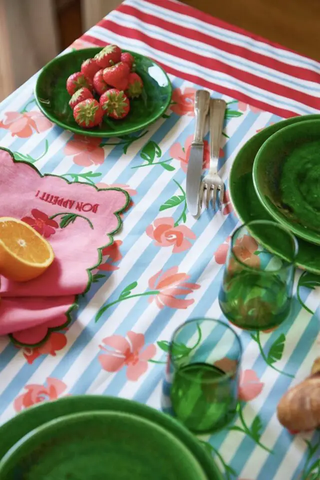 décoration de table rayures exemple nappe bleu blanc rouge motif floral imprimé vaisselle verte serviette rose 