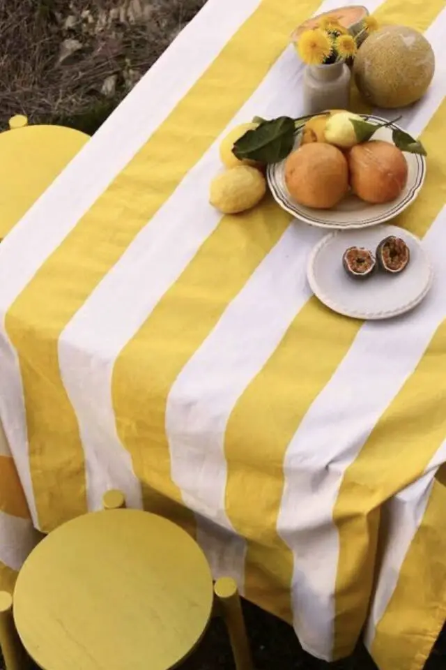 décoration de table rayures exemple repas dans le jardin simple nappe blanche et jaune facile et rapide 