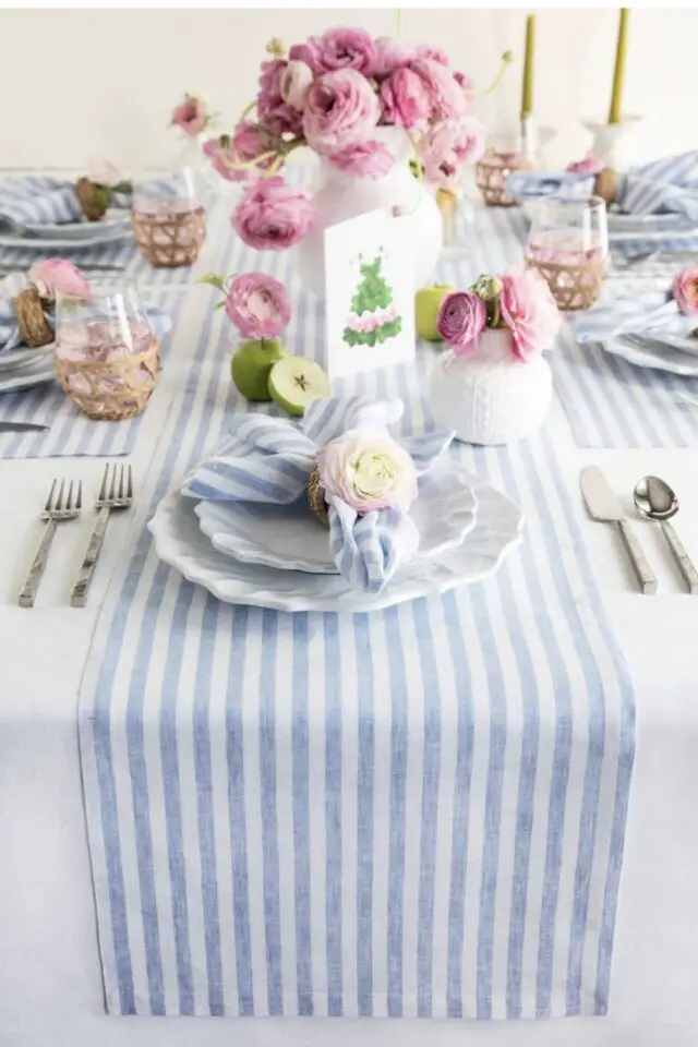 décoration de table rayures exemple chemin de table bleu et blanc ambiance pastel douceur 