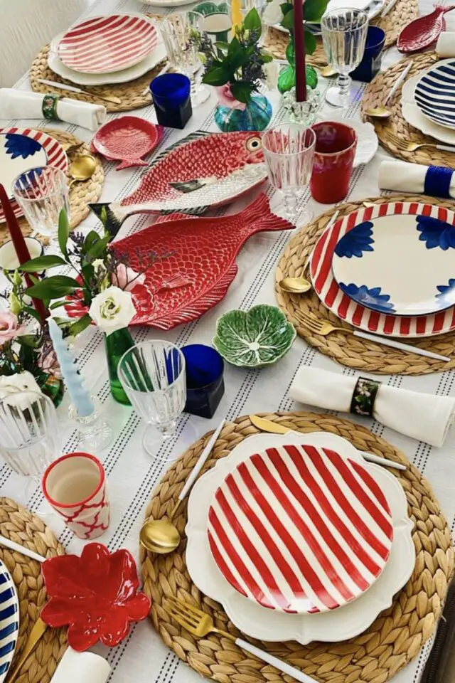 décoration de table rayures exemple assiette rouge et blanche nappe ligne à pois moderne et chic