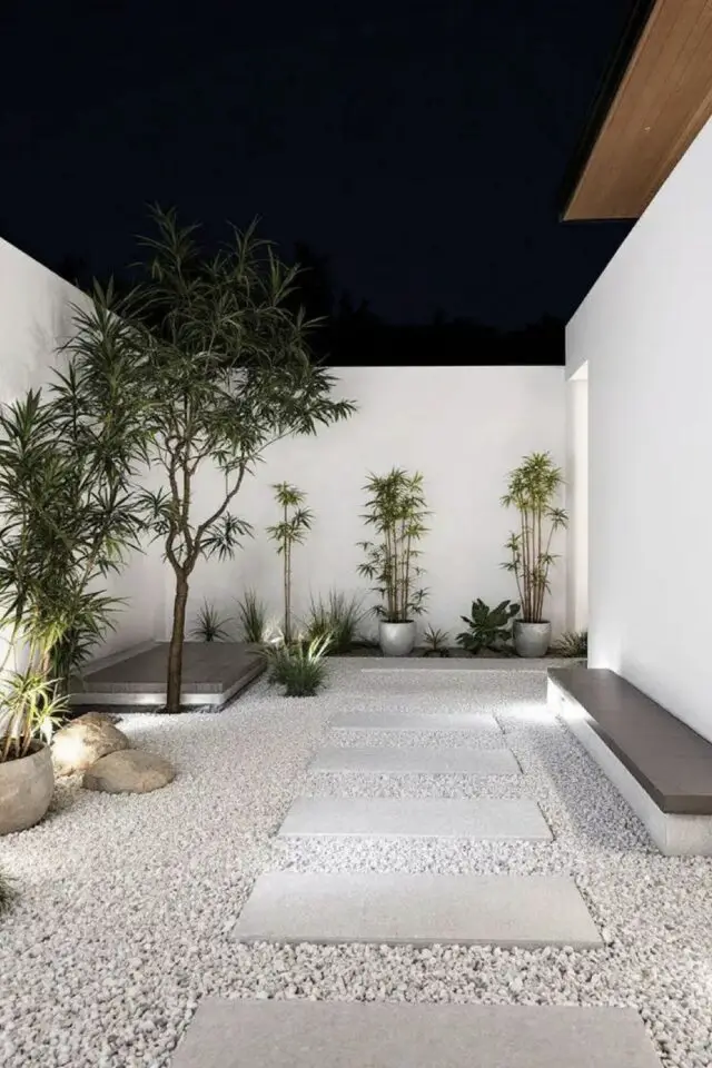 jardin avec galet photo maison design moderne arbre plantes en pot pas japonais chic et élégant façade et clôture blanche 