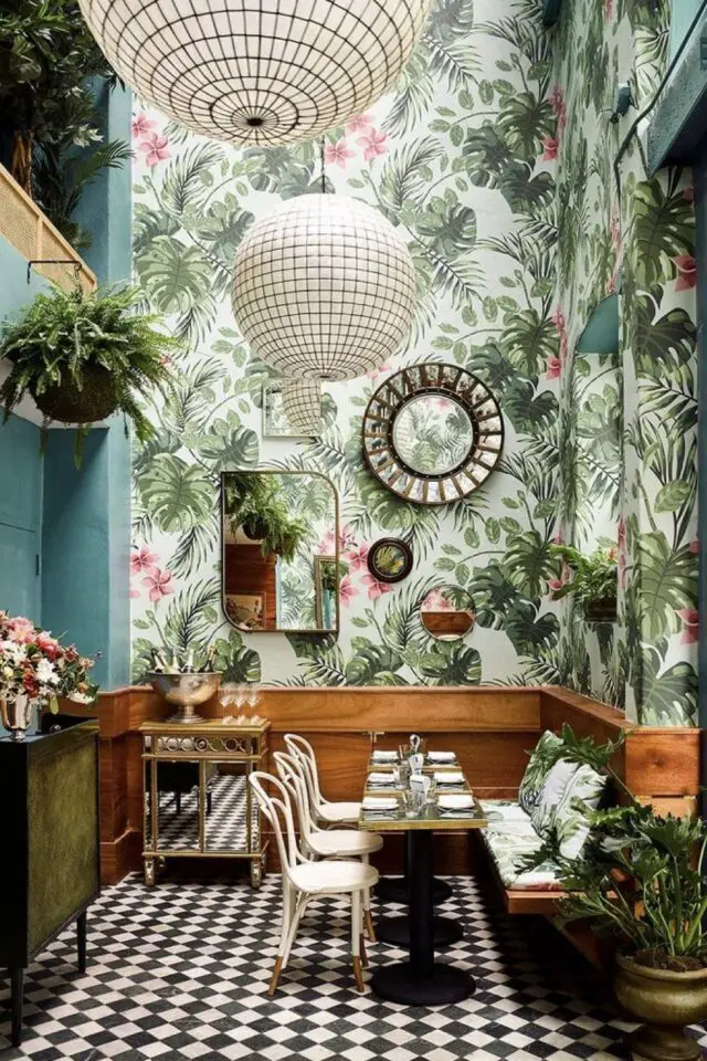 salle à manger décoration style botanique grande hauteur sous plafond soubassement bois papier peint tropical sol carrelage damier noir et blanc chic 