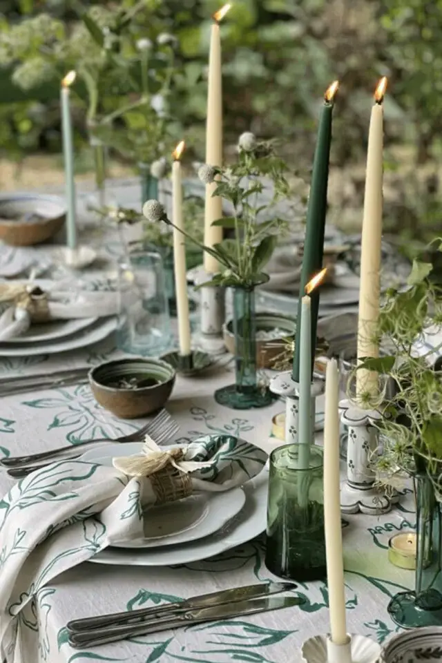 salle à manger décoration style botanique déco de table verte et blanche nappe imprimé végétal bougie colorée simple et chic 