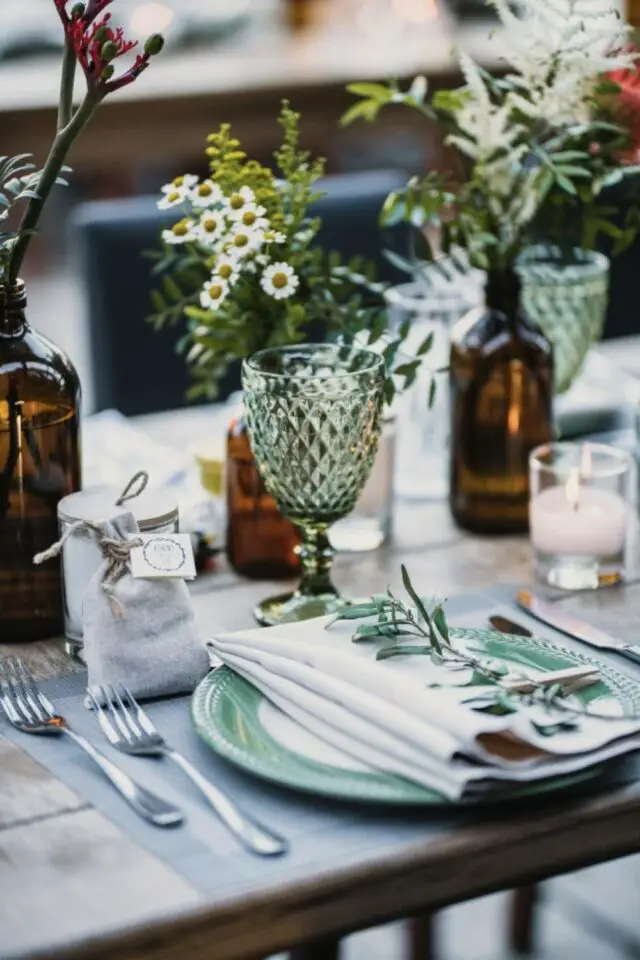 salle à manger décor botanique déco de table assiette verte verre en verre coloré flacon d'apothicaire en guise de vase chic et simple 