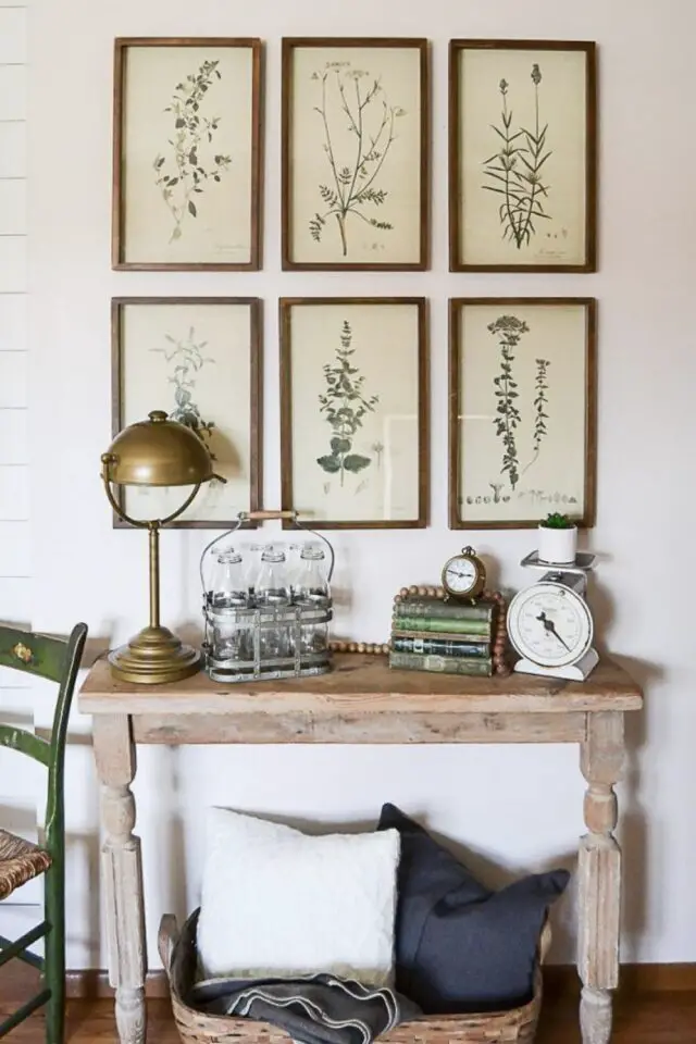 salle à manger décor botanique console en bois patiné herbier encadré mur atmosphère surannée 