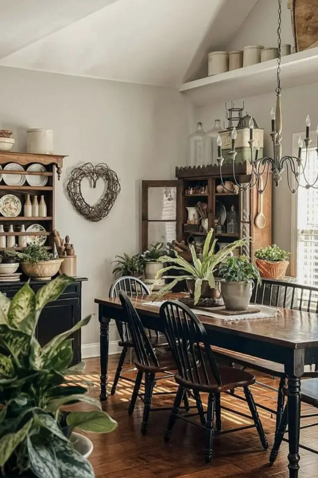 salle à manger décor botanique vaisselier ancien en bois table rectangulaire plantes d'intérieur étagère en hauteur campagne élégante 