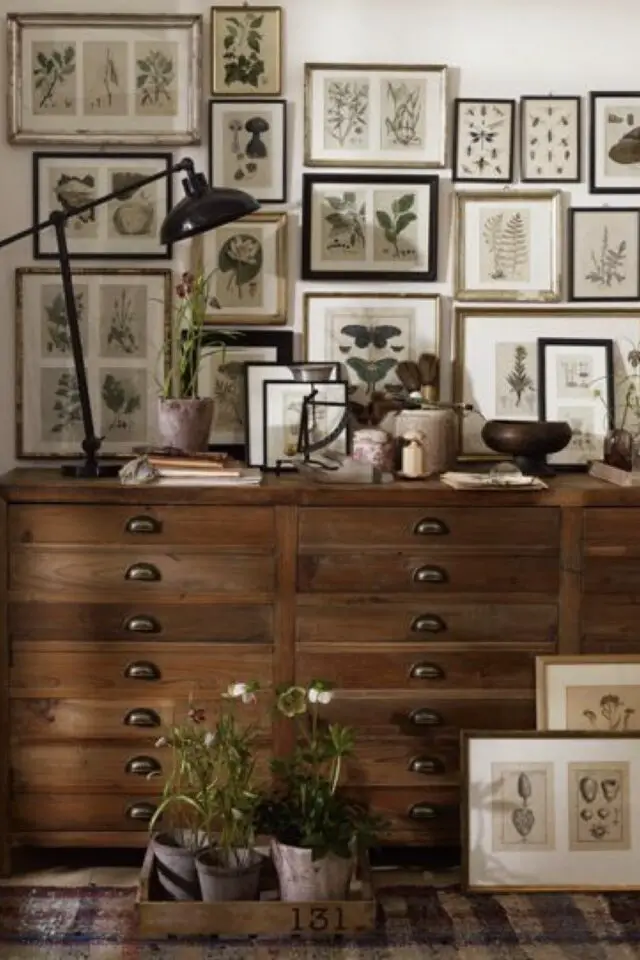 salle à manger décor botanique meuble ancien galerie de cadres herbier lampe articulée vintage 