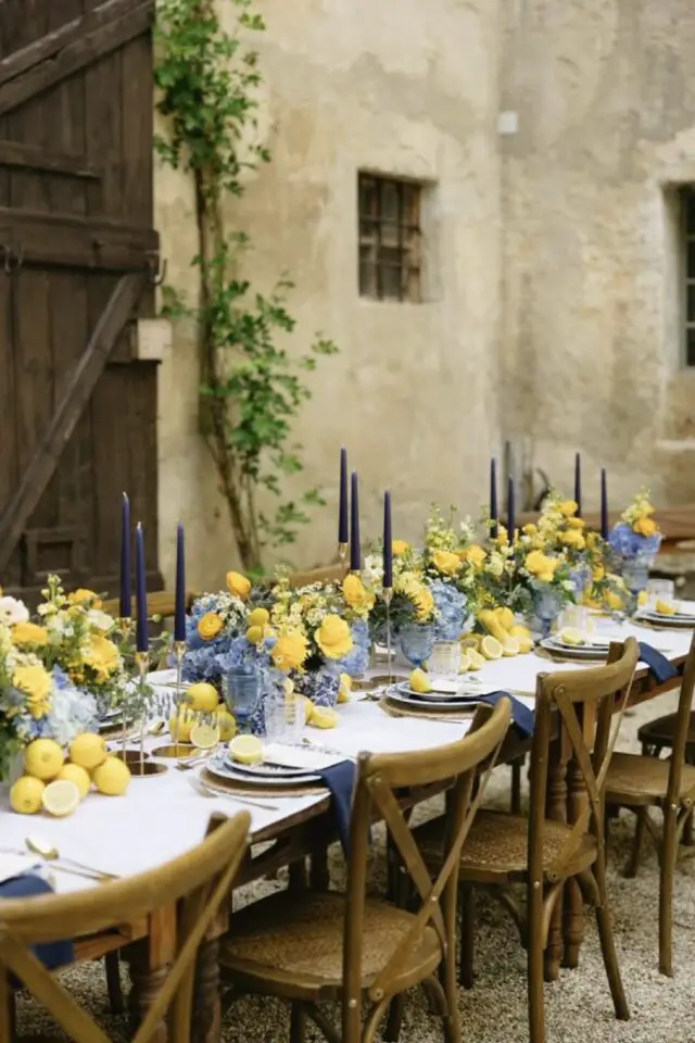 mariage en jaune décoration en extérieur bouquet avec du bleu chandelle élégante nappe blanche esprit rustique 