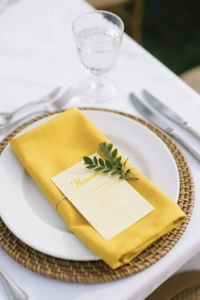 mariage en jaune décoration serviette jaune menu typo élégante petite verdure 