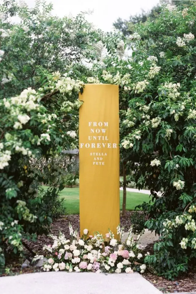 mariage en jaune décoration panneau d'entrée élégant et moderne moutarde typo blanche 