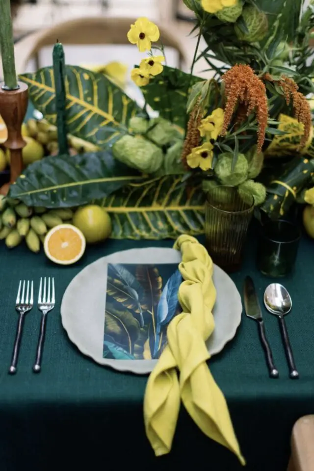 mariage en jaune décoration et vert ambiance tropicale plantes vertes nappe émeraude serviette et agrume 