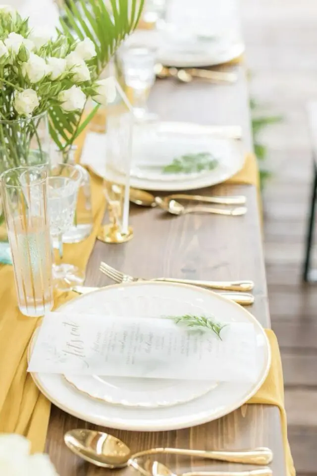 mariage en jaune décoration table en bois assiettes blanches liseré doré chemin de table coloré 