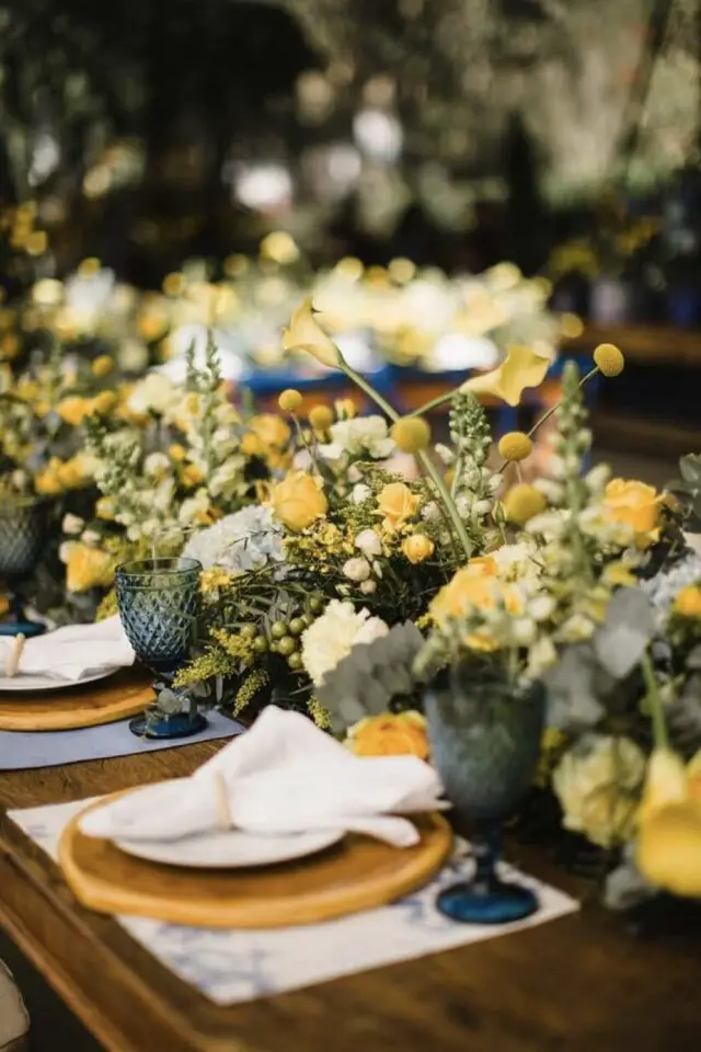 mariage en jaune idée déco et bleu moderne fleur verre à pied en verre fumé coloré 