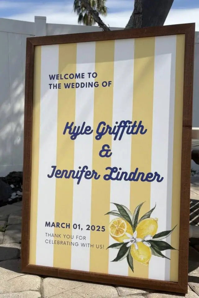 mariage en jaune idée déco panneau bienvenue esprit plage rayures jaune et blanche typo moderne bleue 