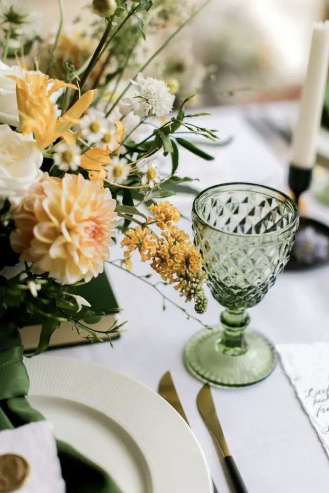 mariage en jaune idée déco bouquer de fleurs verre à pied vert élégance 