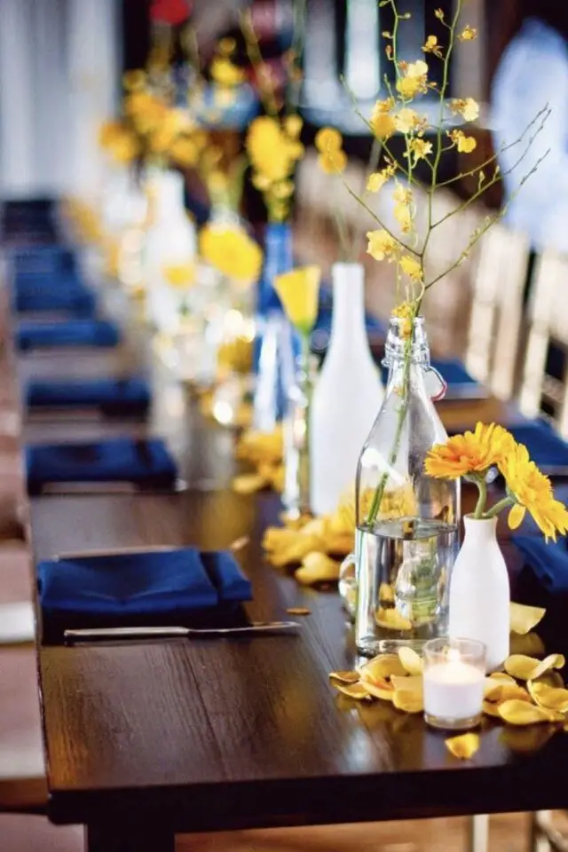 mariage en jaune idée déco associé avec du blanc et du bleu marine serviette de table fleur idée facile contraste élégant 
