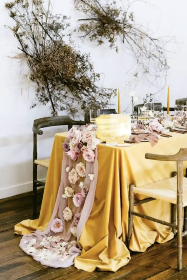 mariage en jaune idée déco nappe unie chemin de table rose fleur chic et élégant 