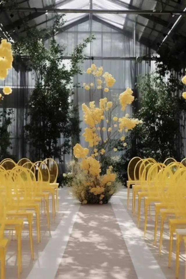 mariage en jaune exemple décor chaise coloré composition florale XXL décoration de salle de réception 