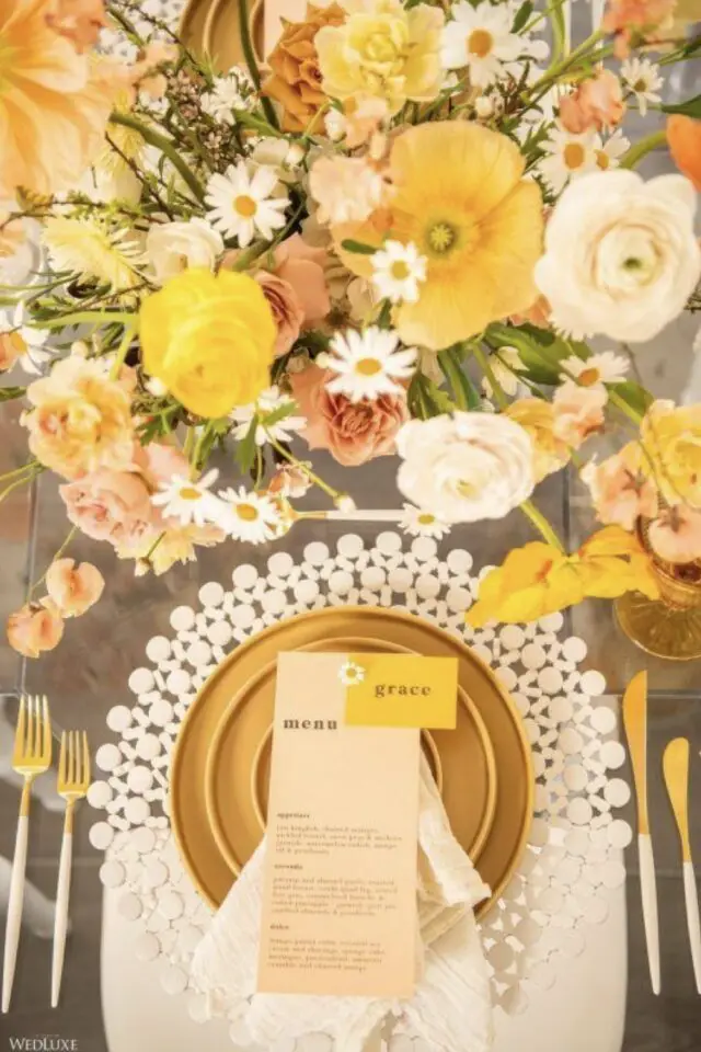 mariage en jaune exemple décor couleur douce touche de rose poudré bouquet de fleur champêtre menu dessous d'assiette blanc