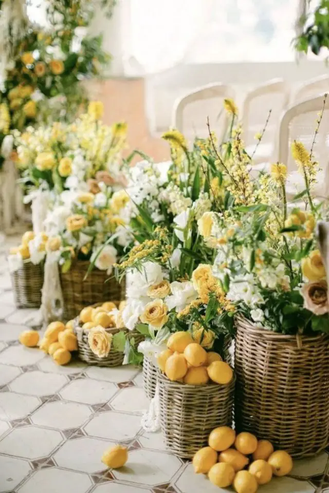 mariage en jaune exemple décor à côté des chaises cérémonie citron bouquet de fleur panier en osier idée champêtre rustique chic 