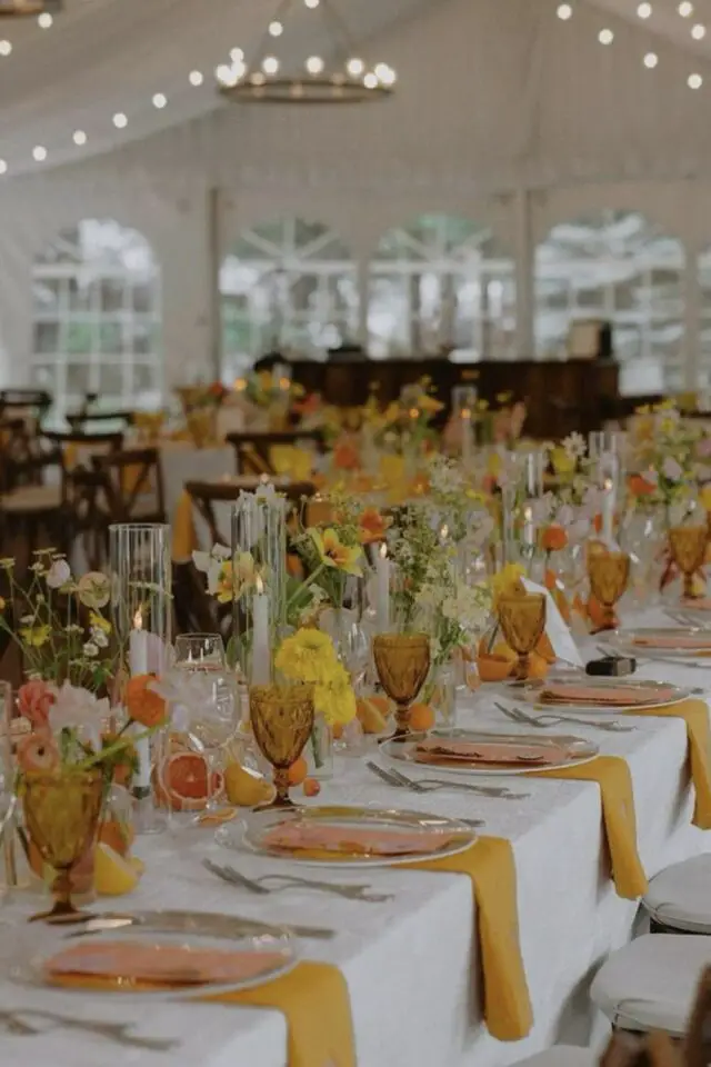 mariage en jaune exemple décor nappe blanche verre à pied en verre fumé petites fleurs coloré chic et bonne humeur 