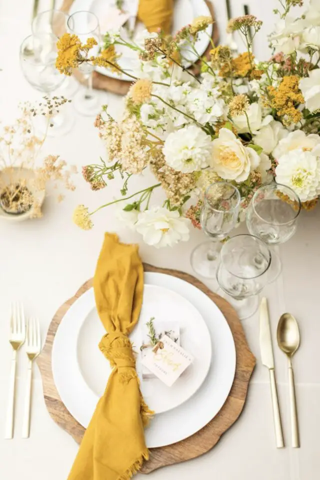 mariage en jaune exemple décor table simple vaisselle blanche serviette en tissu coloré bouquet de fleurs 