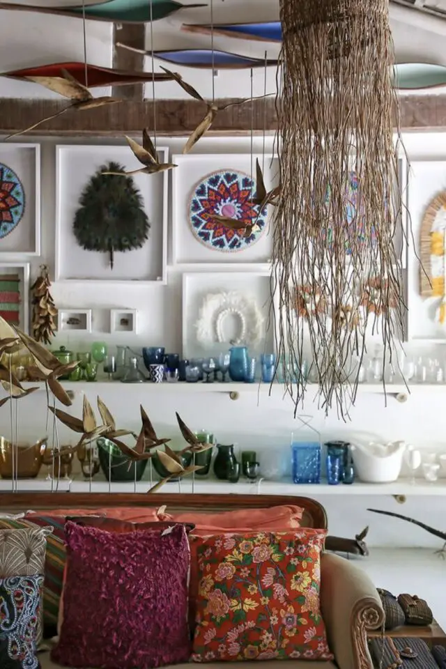 intérieur maximaliste bohème idée facile accumulation déco souvenirs vases et verres colorés étagère déco salon salle à manger intérieur maximaliste bohème idée facile accumulation déco souvenirs vases et verres colorés étagère déco salon salle à manger