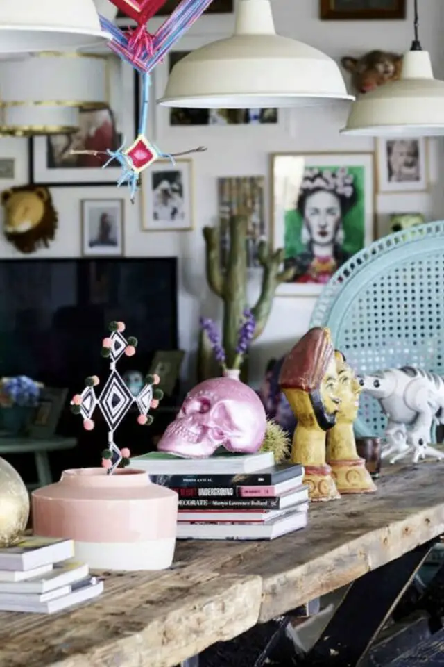 intérieur maximaliste bohème idée facile mix and match de souvenirs livres crâne statuettes table en bois ancienne intérieur maximaliste bohème idée facile mix and match de souvenirs livres crâne statuettes table en bois ancienne