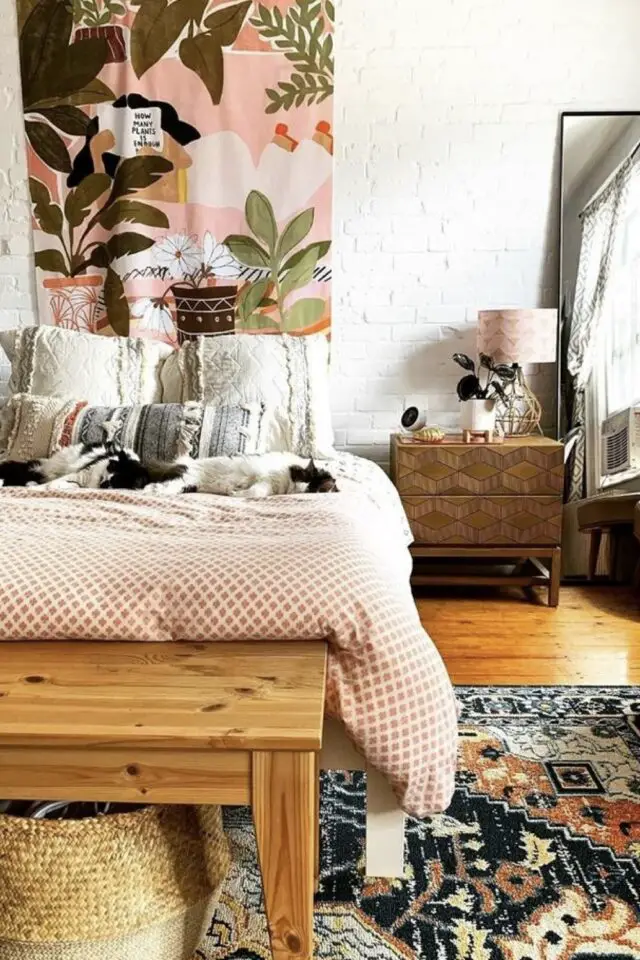 intérieur maximaliste bohème idée facile mélange ancien et moderne chambre adulte tenture contemporaine murale meubles vintage en bois tapis intérieur maximaliste bohème idée facile mélange ancien et moderne chambre adulte tenture contemporaine murale meubles vintage en bois tapis