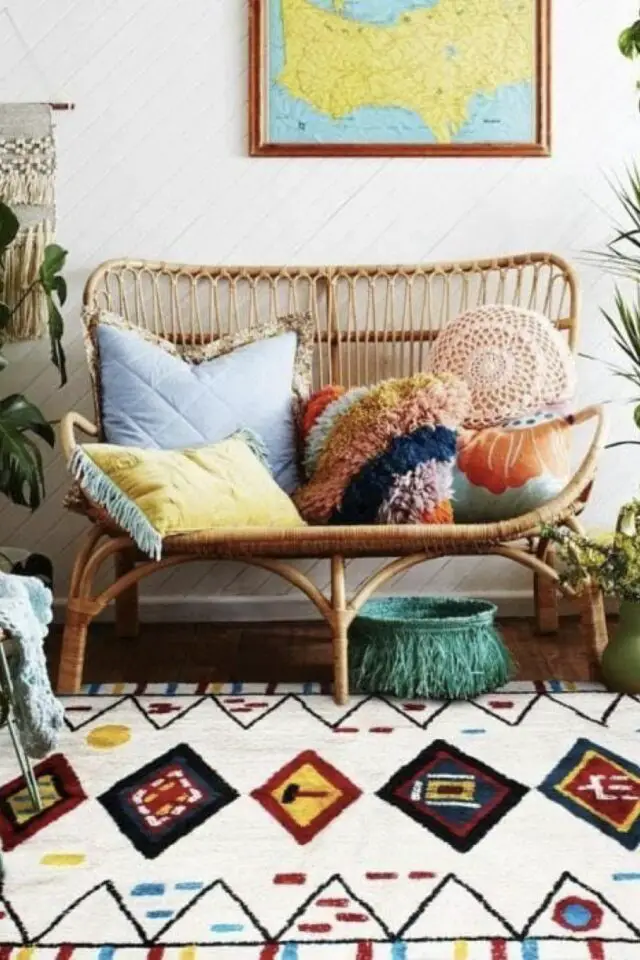 intérieur maximaliste bohème idée facile carte vintage encadrée fauteuil canapé en rotin tapis ethnique moderne coussins coloré intérieur maximaliste bohème idée facile carte vintage encadrée fauteuil canapé en rotin tapis ethnique moderne coussins coloré