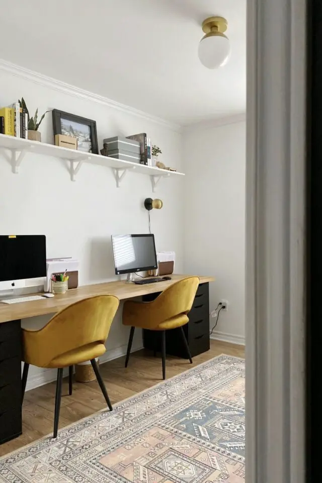 aménagement bureau 10m2 pièce en longueur deux espaces de travail en linéaire étagère murale en hauteur déco épurée mur blanc tapis neutre