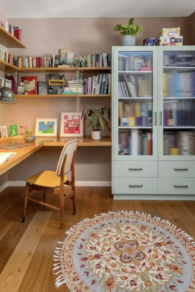 aménager bureau petit espace moderne meuble de rangement porte vitrée vert amande mur beige espace de travail d'angle aménager bureau petit espace moderne meuble de rangement porte vitrée vert amande mur beige espace de travail d'angle