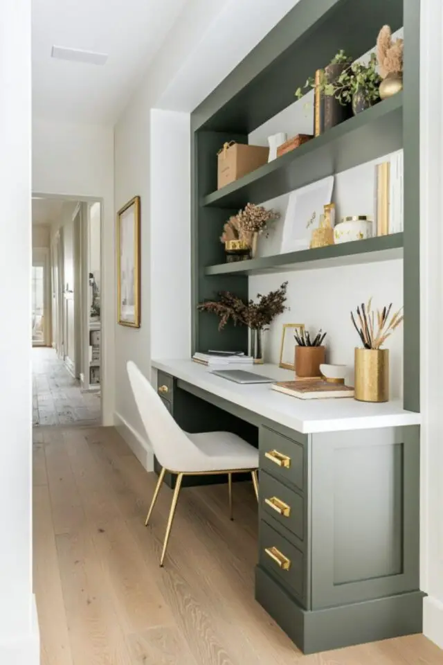 aménager bureau petit espace meuble sur mesure vert kaki et blanc touche de doré pratique rangement tiroir et étagère aménager bureau petit espace meuble sur mesure vert kaki et blanc touche de doré pratique rangement tiroir et étagère