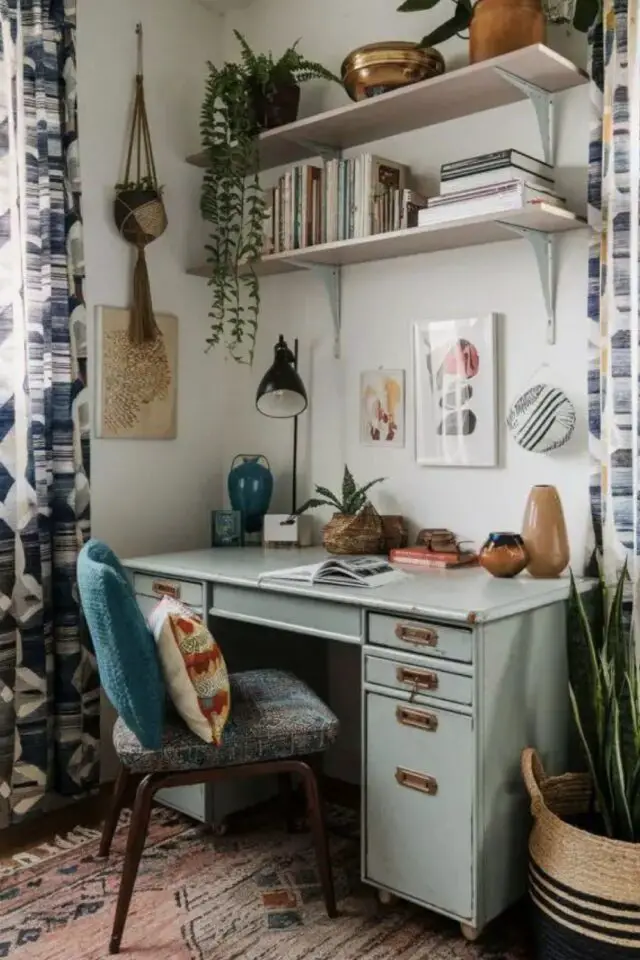 aménager bureau petit espace moderne meuble vert étagère blanche lampe de bureau noir fauteuil en tissus aménager bureau petit espace moderne meuble vert étagère blanche lampe de bureau noir fauteuil en tissus