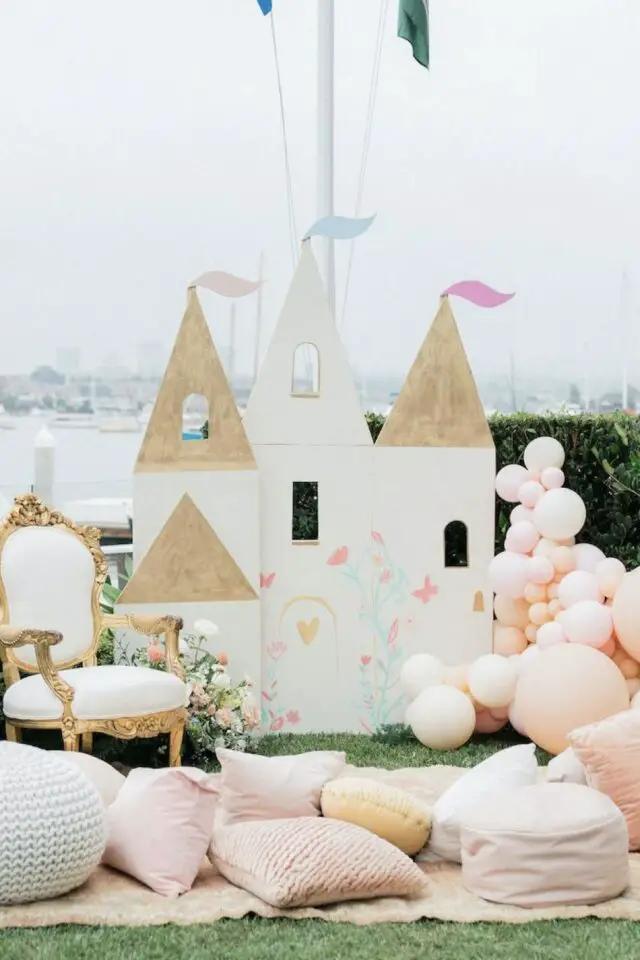 déco anniversaire thème princesse château décor carton blanc et paillettes dorées beau fauteuil coussins de sol 
