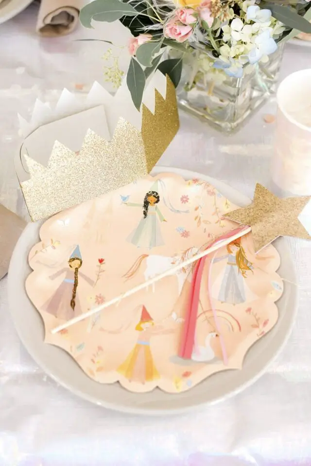 déco anniversaire thème princesse décor de table assiette décorée couronne pailletée DIY 