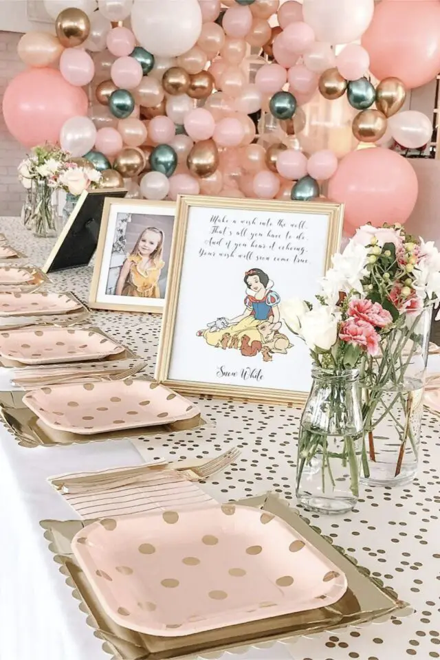 déco anniversaire thème princesse idée table blanche pois doré et rose pastel cadre Blanche Neige décoration ballon 