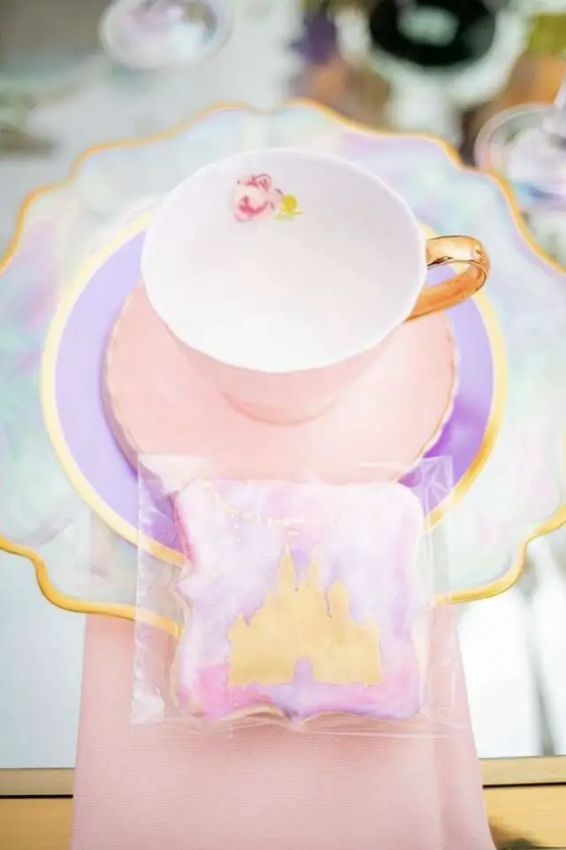 déco anniversaire thème princesse idée goûter salon de thé vaisselle pastel facile à faire 