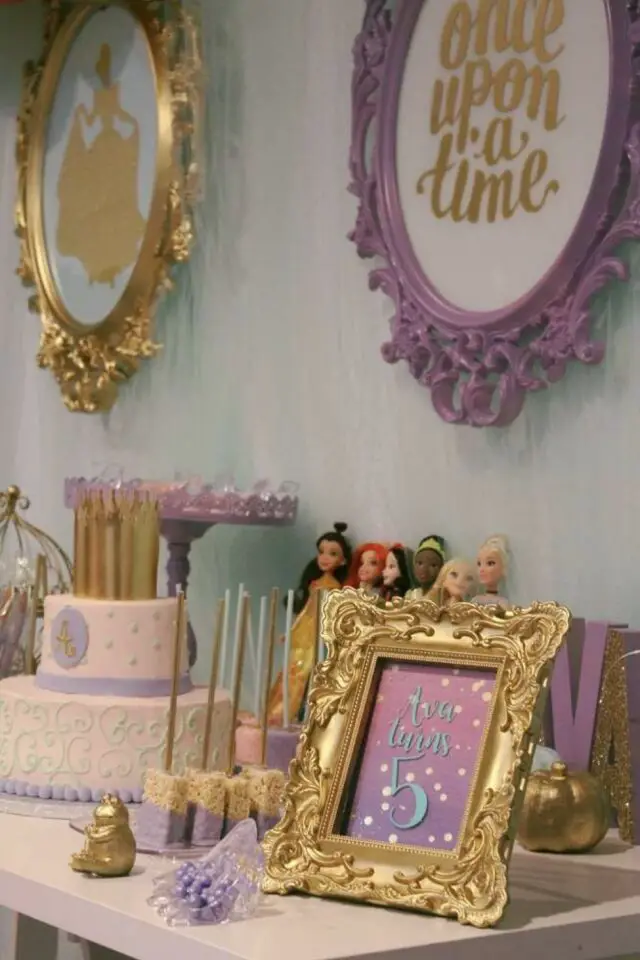 déco anniversaire thème princesse exemple buffet cadre doré violet gâteau 