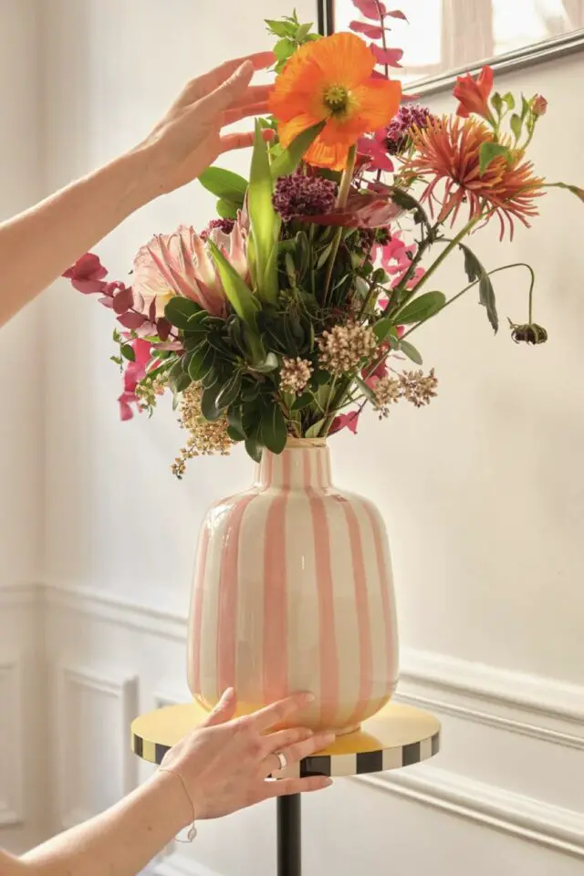 Vase décoratif rayé en céramique rose et blanc