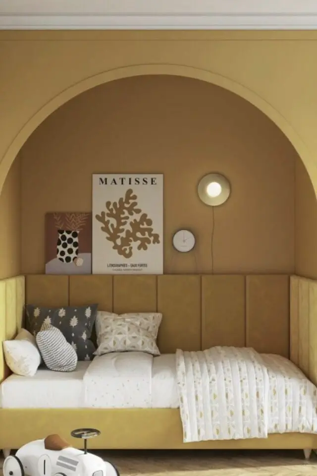 alcôve chambre décoration enfant lit une personne peinture jaune motarde encadrement de lit en velours coloré applique murale et affiches posées 