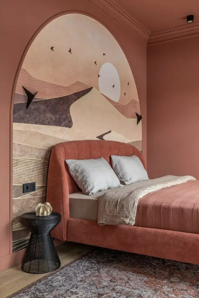 alcôve chambre décoration décor mural faux renfoncement effet visuel tête de lit arche papier peint moulure peinture terracotta ambiance moderne 