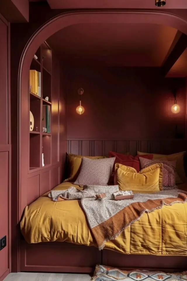 alcôve chambre décoration renfoncement aménagé petite bibliothèques niche peinture terracotta esprit intime linge de lit ocre 