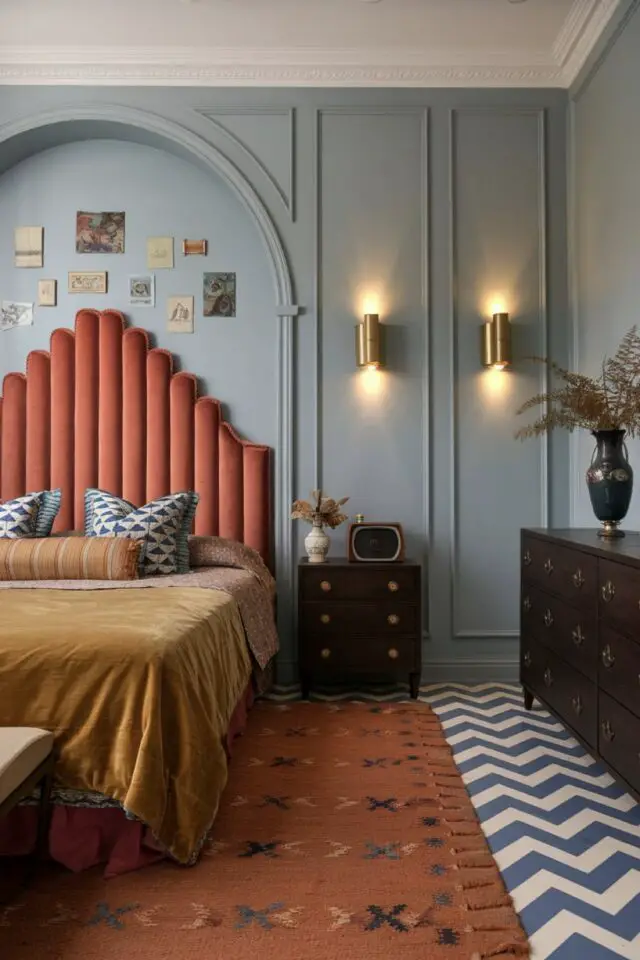 alcôve chambre décoration petit renfoncement peu profond arche moulure tête de lit haute en velours contraste de couleur chaud / froid espace adulte élégant 