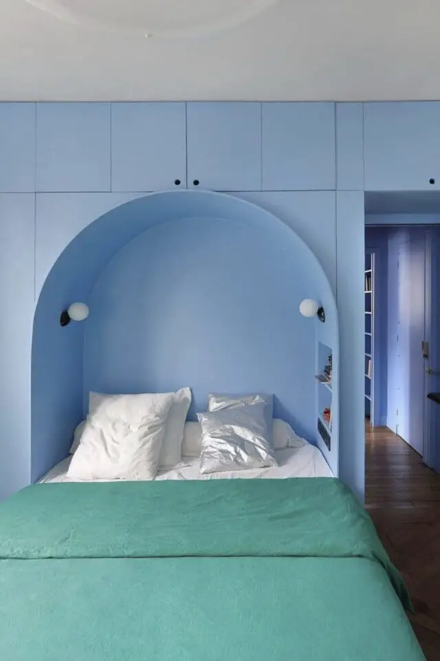 alcôve chambre décoration meuble sur-mesure pont de lit renfoncement cintré luminaire intégré petite niche en guise de table de nuit meuble moderne et épuré couleur bleu rangement 