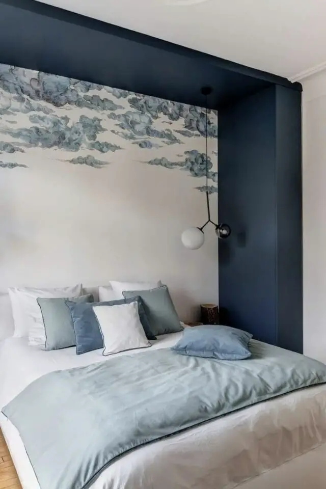 alcôve chambre décoration coffrage pour faire passer l'électricité création d'un renfoncement mis en valeur par la couleur bleu nuit intérieur papier peint nuage bleu et blanc suspension globe opaline espace sommeil moderne 